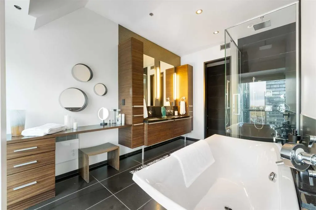 108 9th Avenue SW, #2004