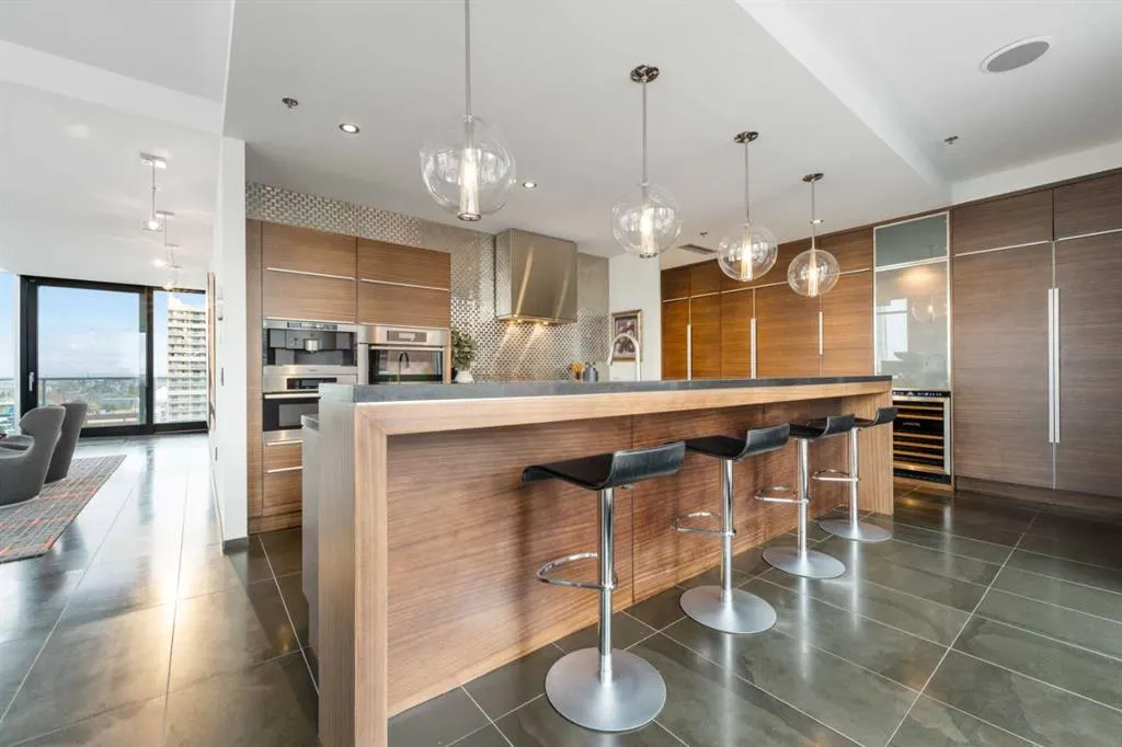 108 9th Avenue SW, #2004