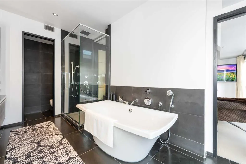 108 9th Avenue SW, #2004