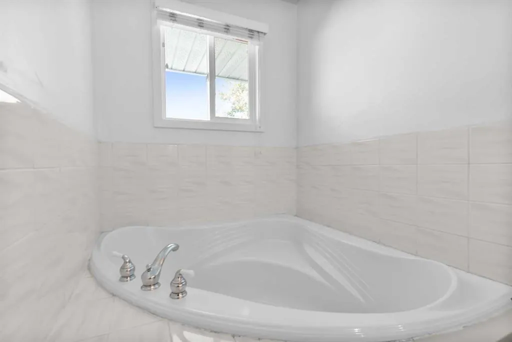 1044 West Chestermere Drive