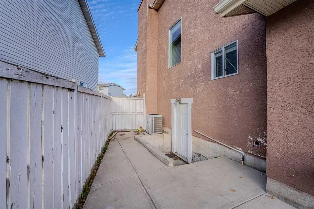 4 Del Ray Crescent NE