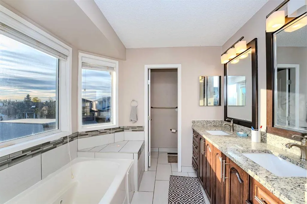 4 Del Ray Crescent NE