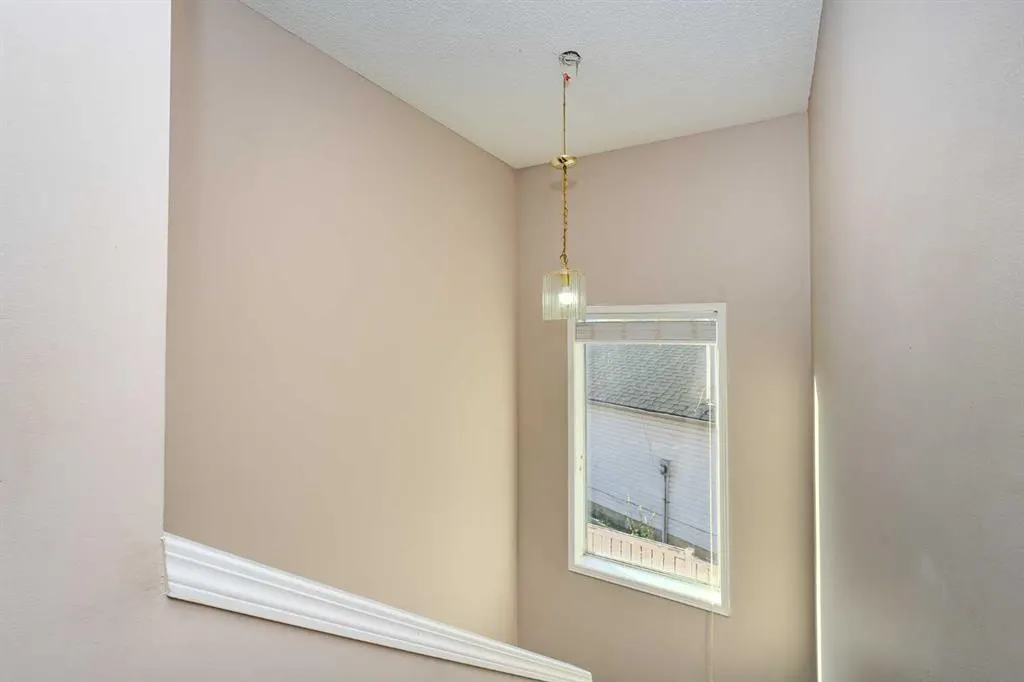 4 Del Ray Crescent NE