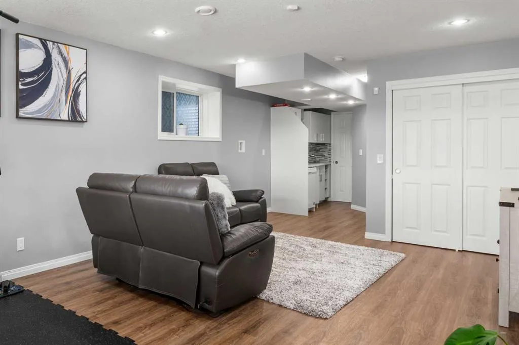 353 Windrow Crescent SW