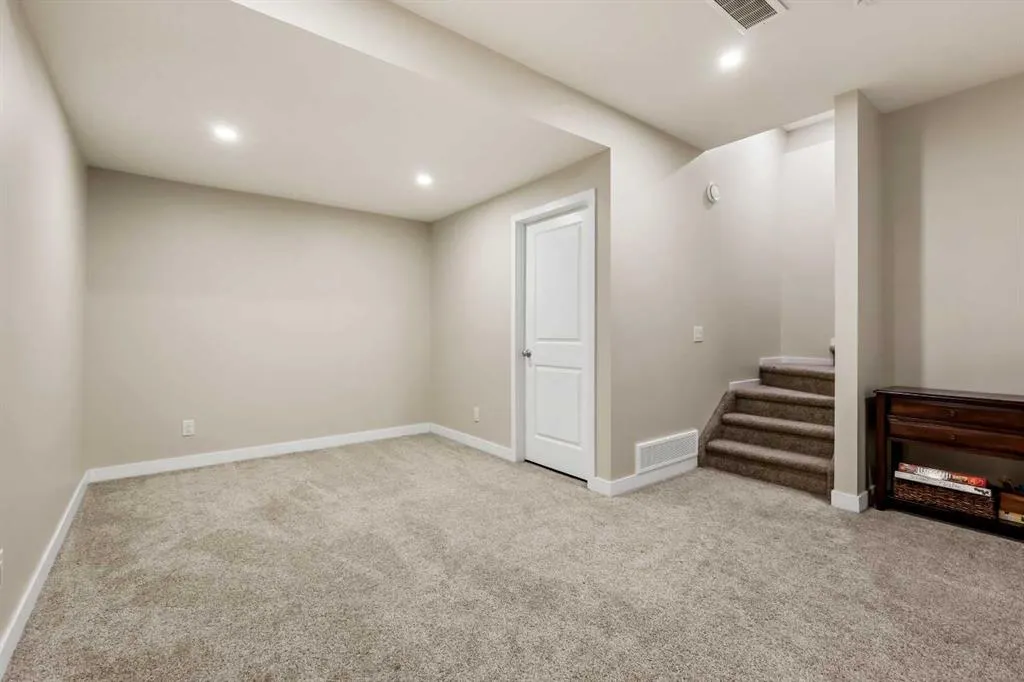 76 Legacy Glen Row SE