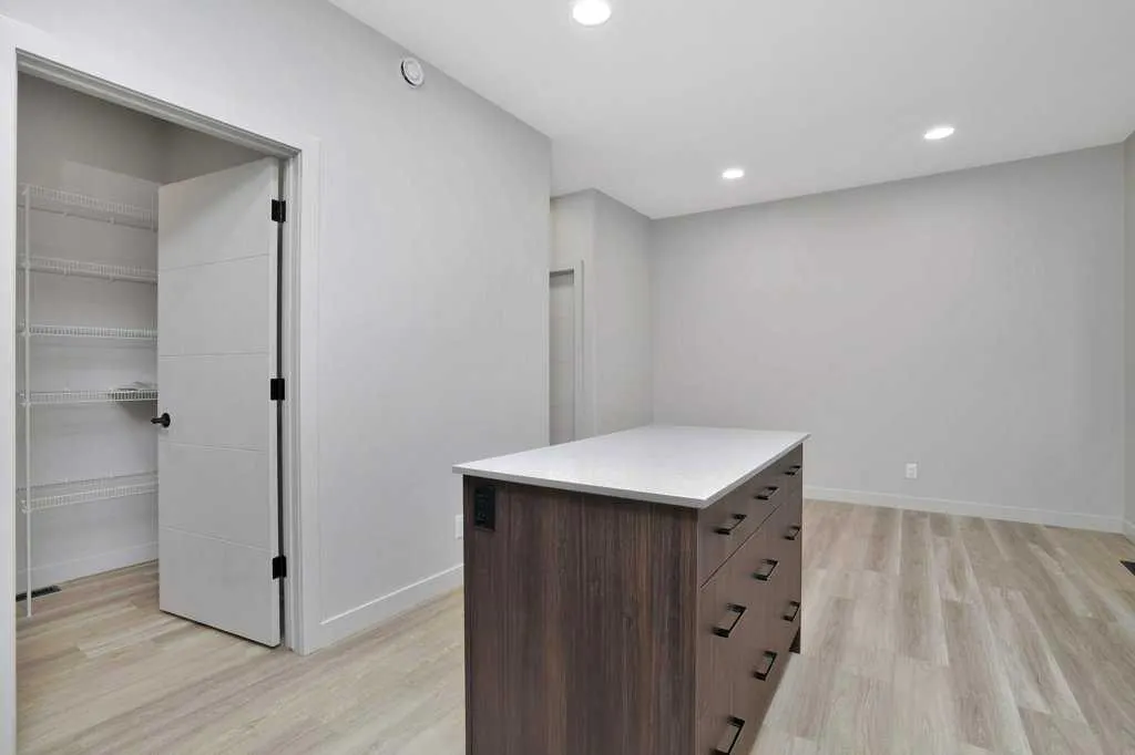 122 Gray Close
