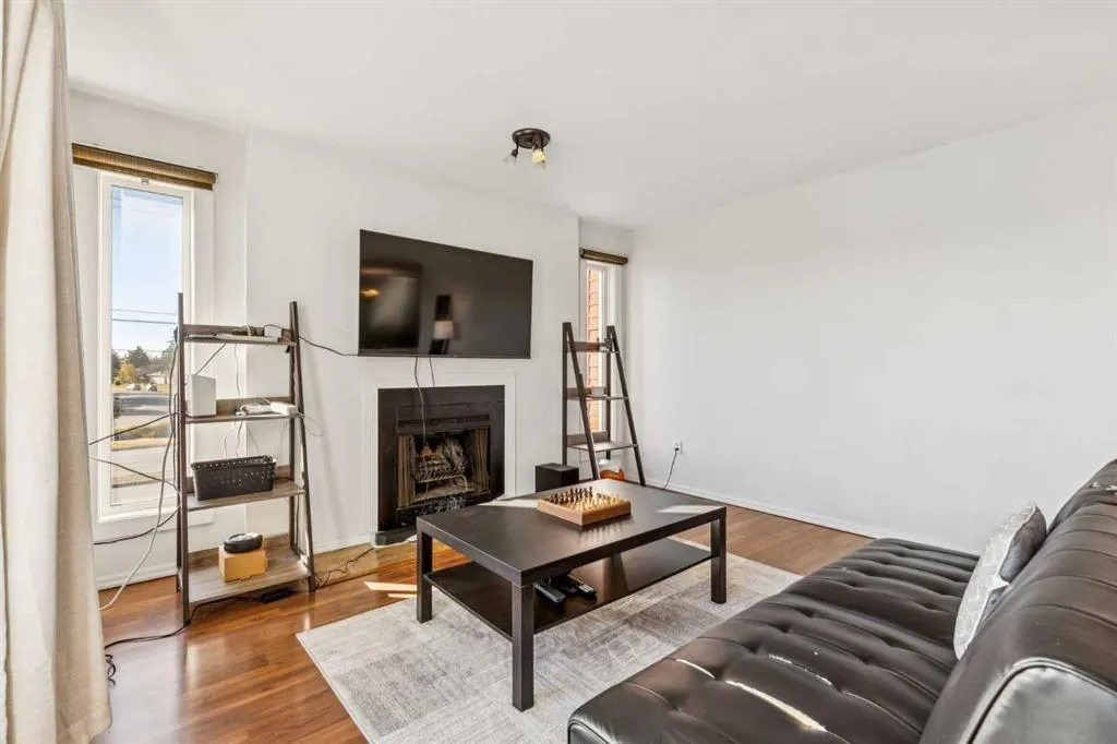 335 Garry Crescent NE, #215
