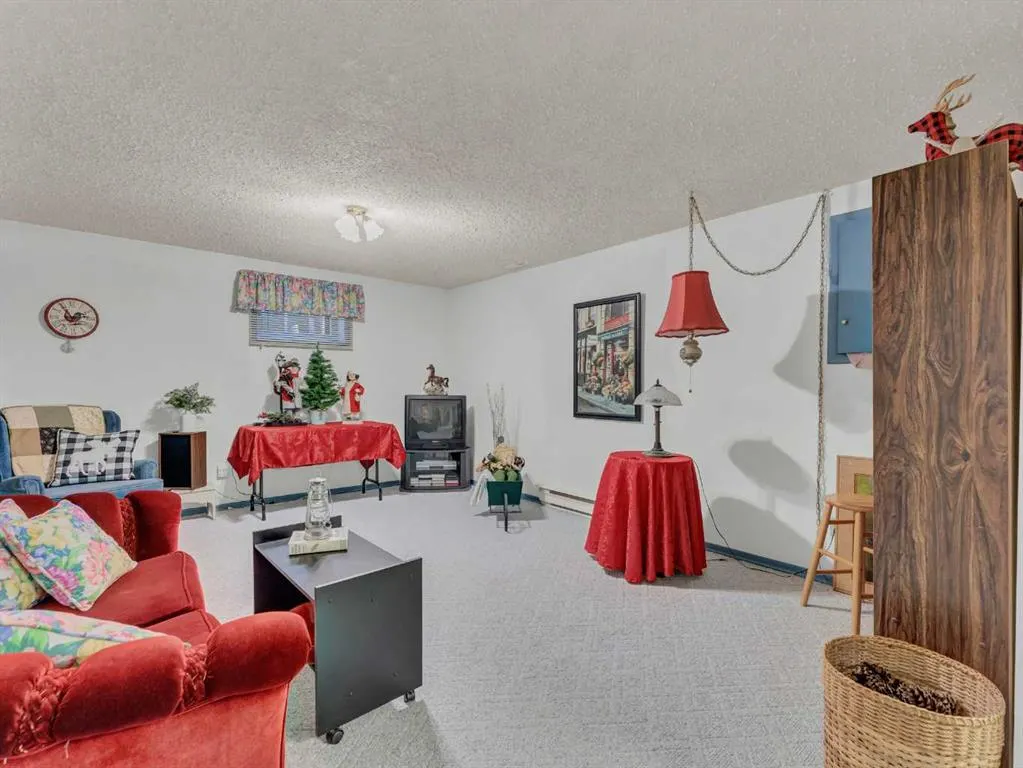 26 Ross Glen Green SE