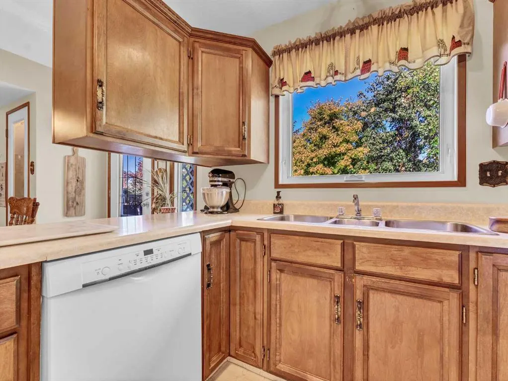 26 Ross Glen Green SE