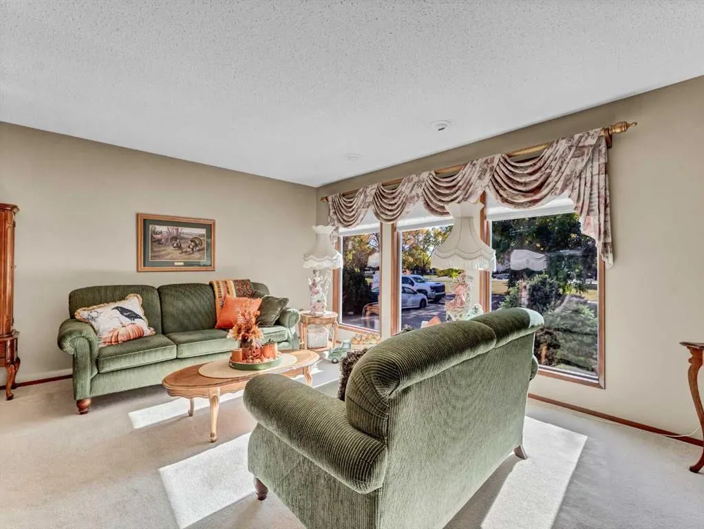 26 Ross Glen Green SE