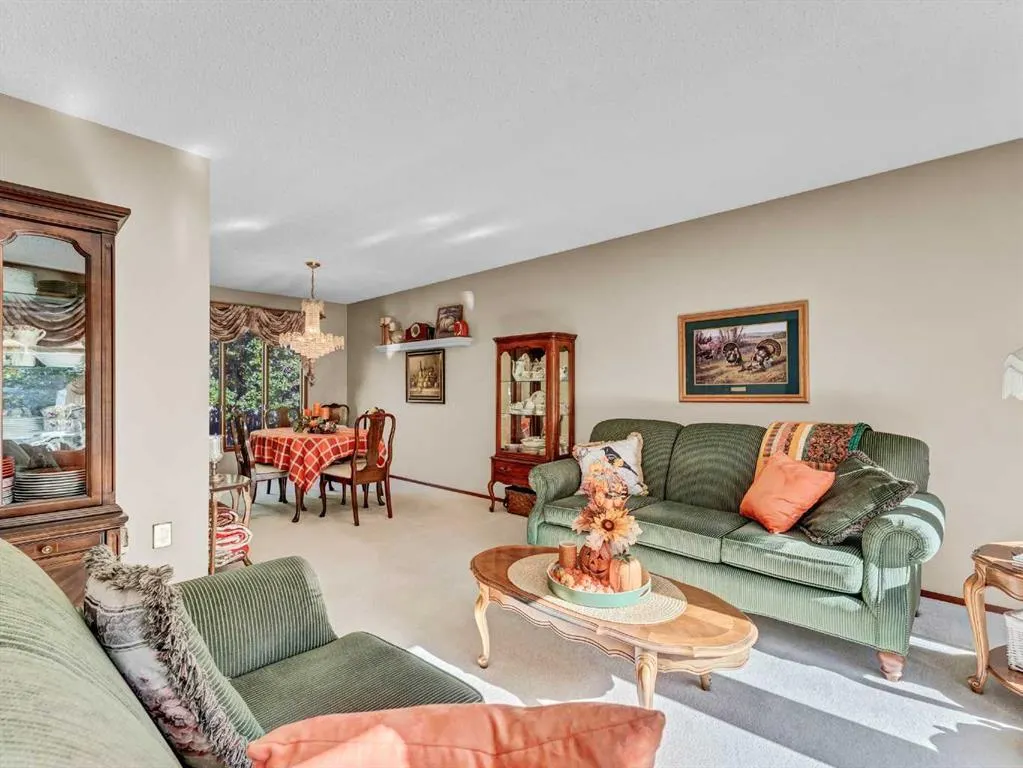 26 Ross Glen Green SE