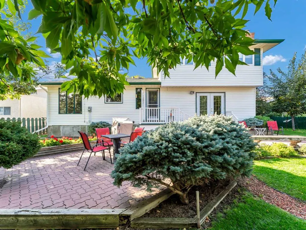 26 Ross Glen Green SE