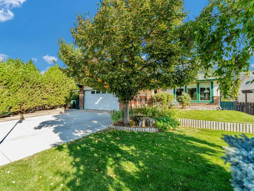26 Ross Glen Green SE