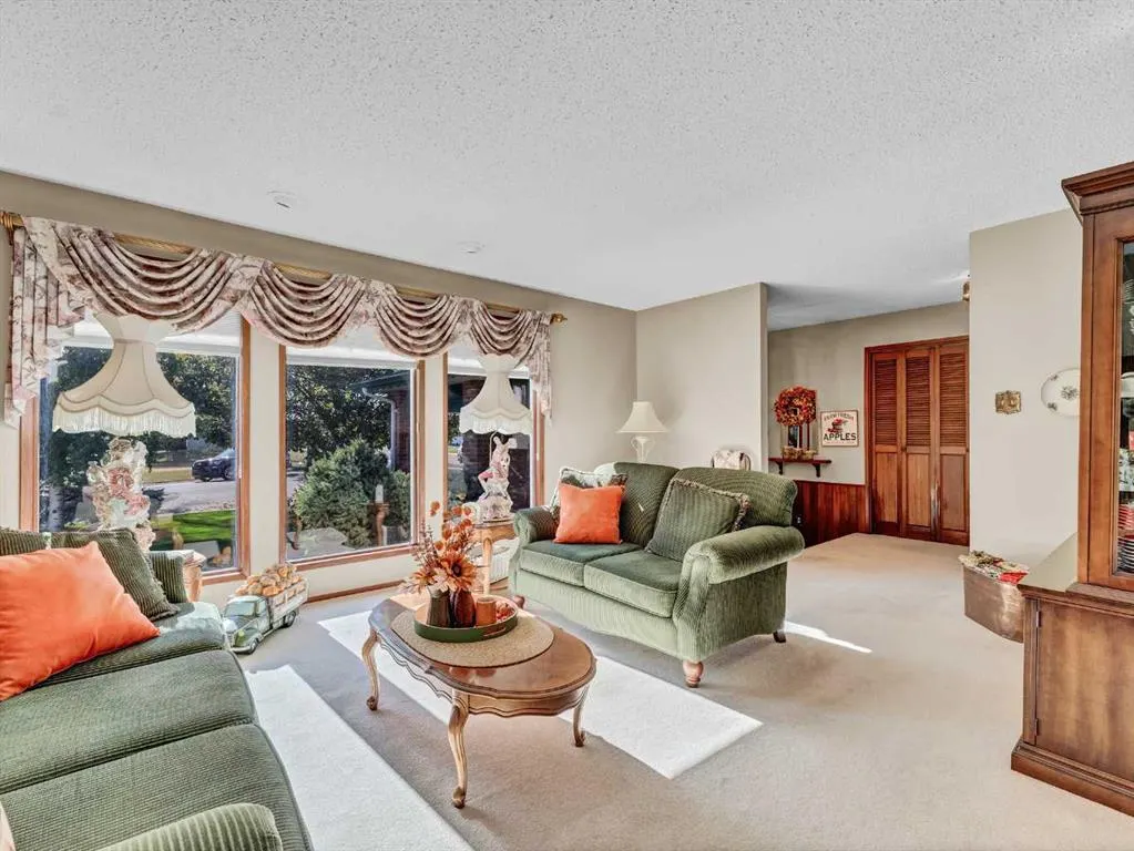 26 Ross Glen Green SE