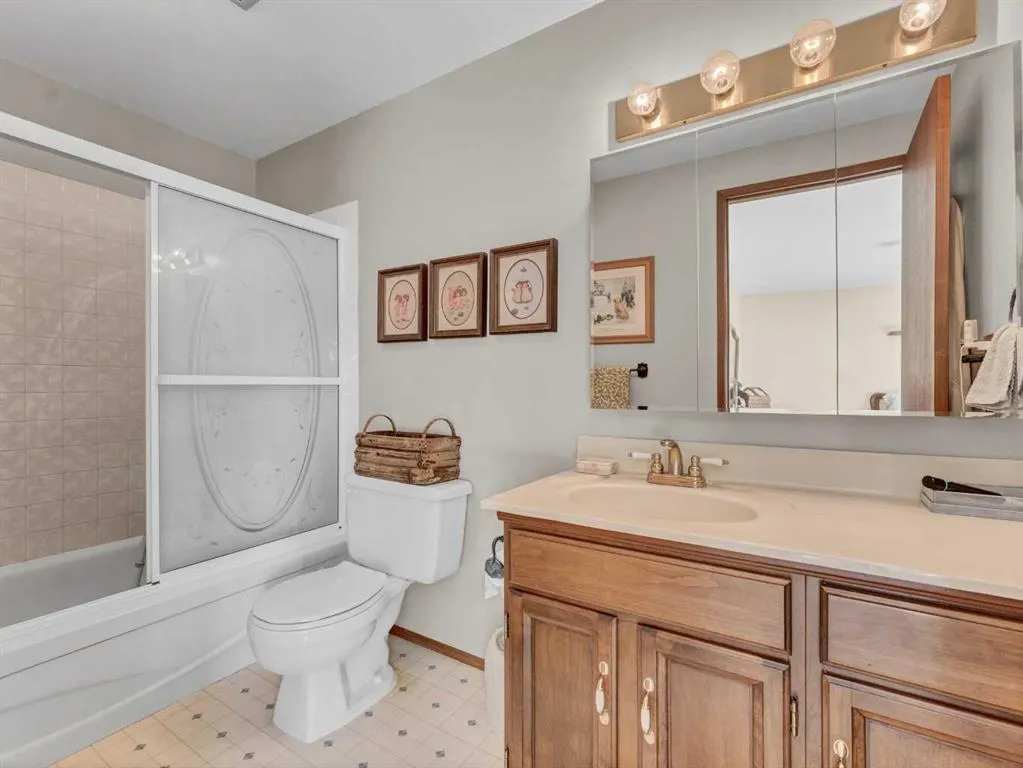 26 Ross Glen Green SE