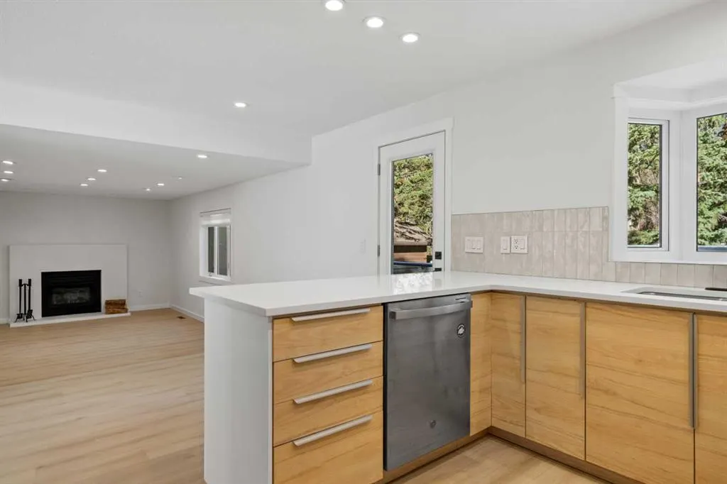 327 Canyon Close