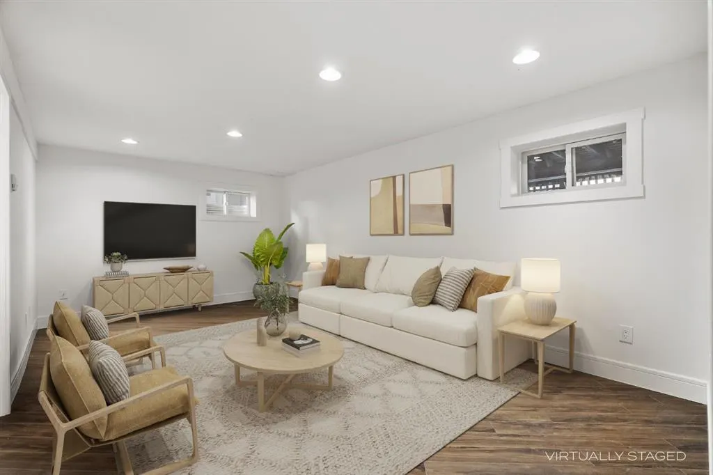 327 Canyon Close