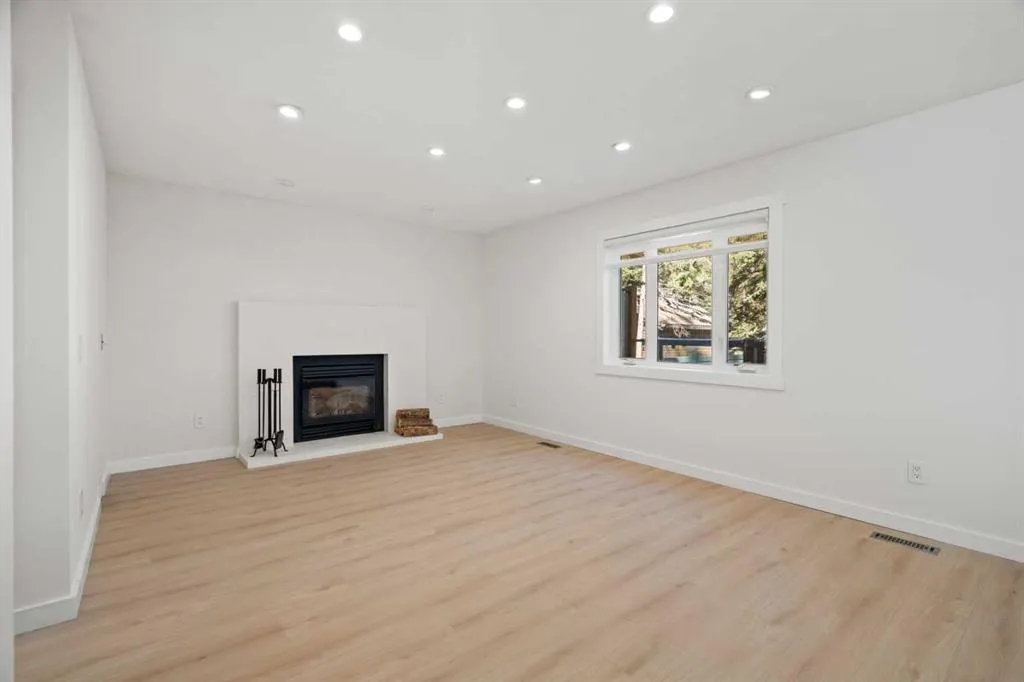 327 Canyon Close