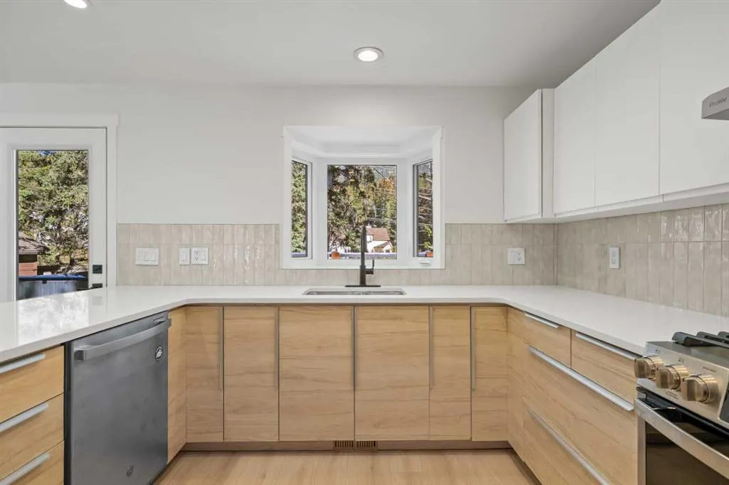 327 Canyon Close