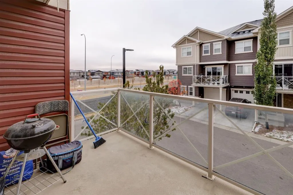 210 Skyview Ranch Grove NE