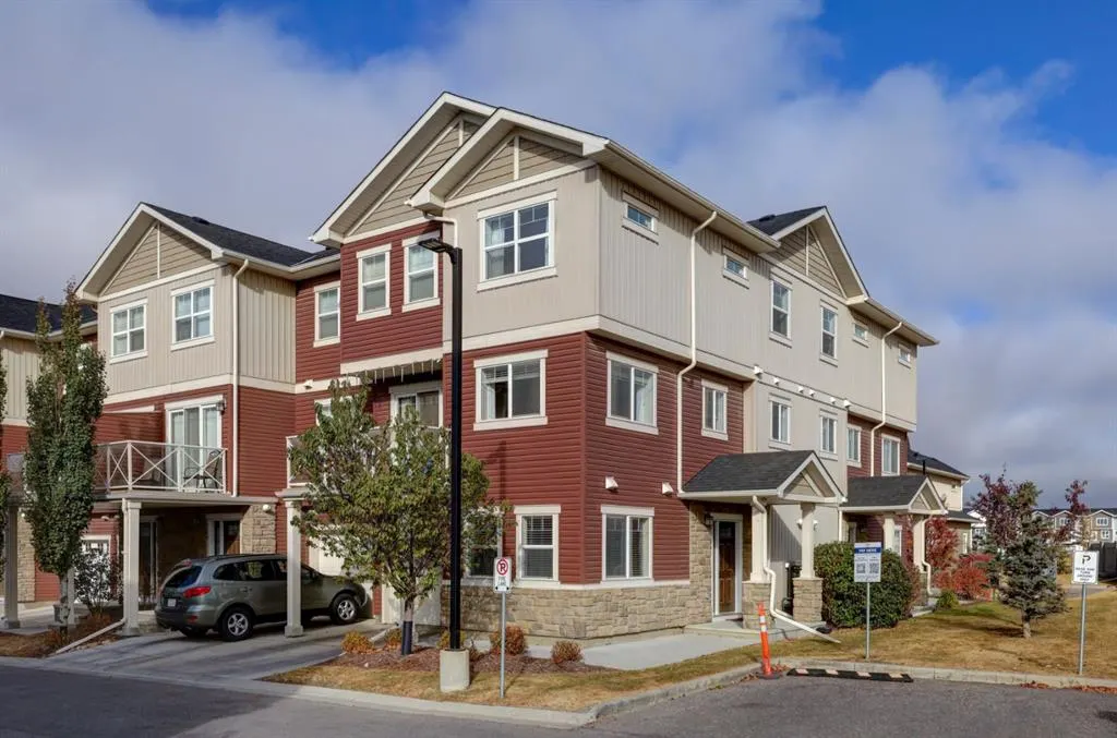 210 Skyview Ranch Grove NE