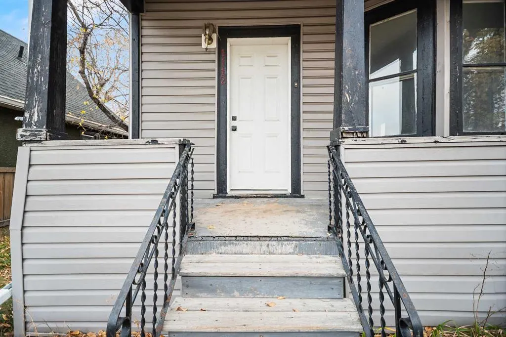 1112 8 Street SE