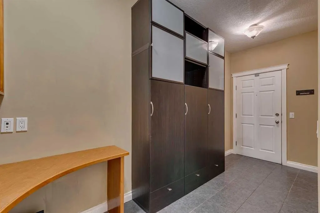 24 Hemlock Crescent SW, #2201