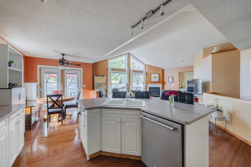 145 McKenzie Lake Gardens SE