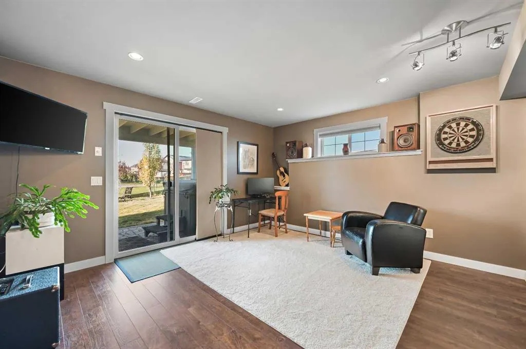 60 Canoe Cove SW