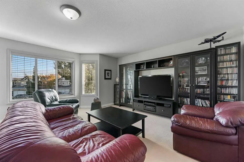 60 Canoe Cove SW