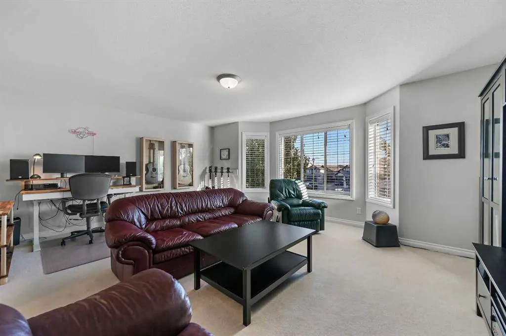 60 Canoe Cove SW