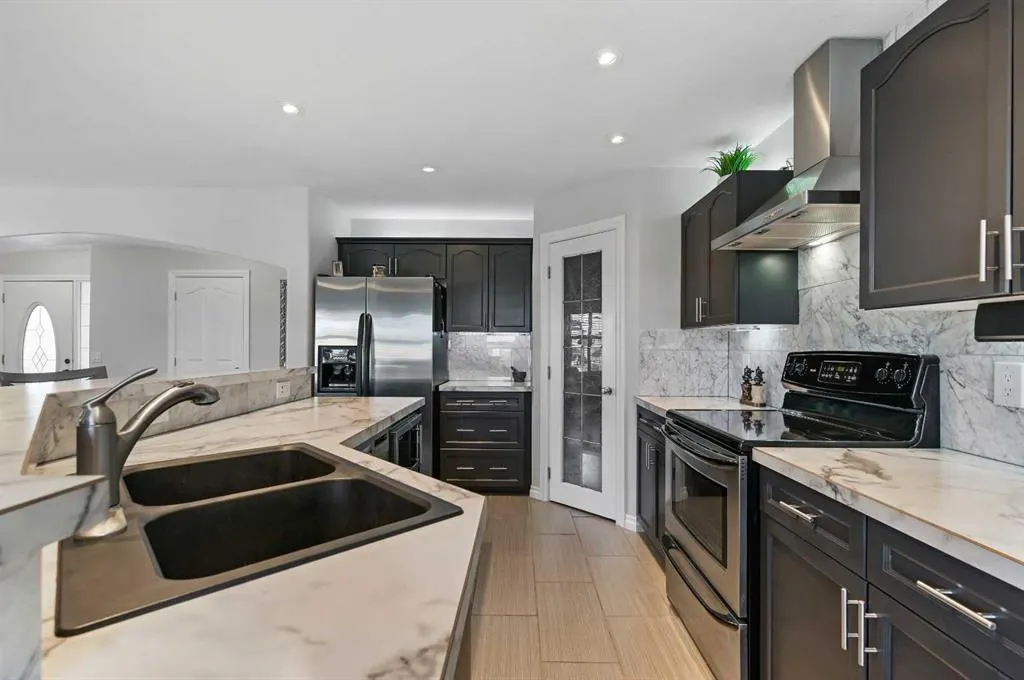 60 Canoe Cove SW