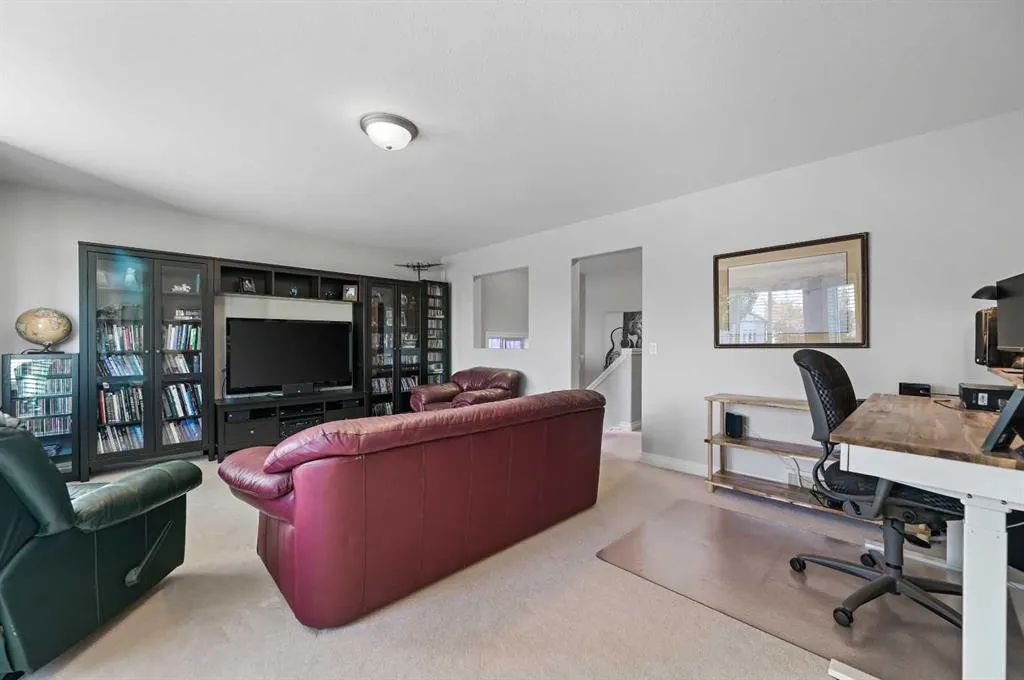60 Canoe Cove SW