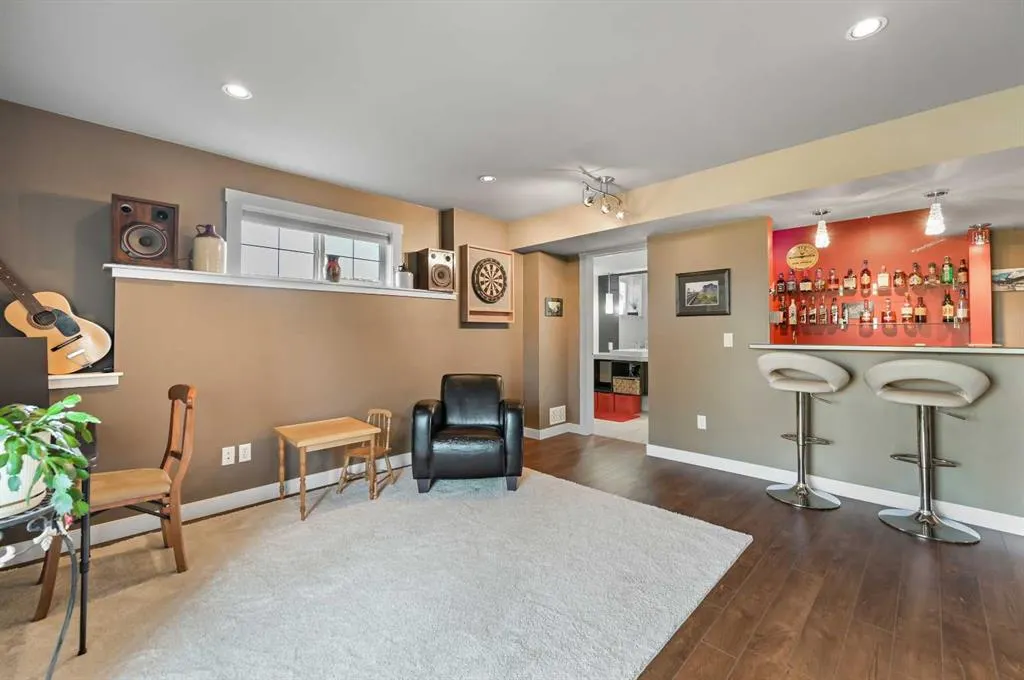 60 Canoe Cove SW