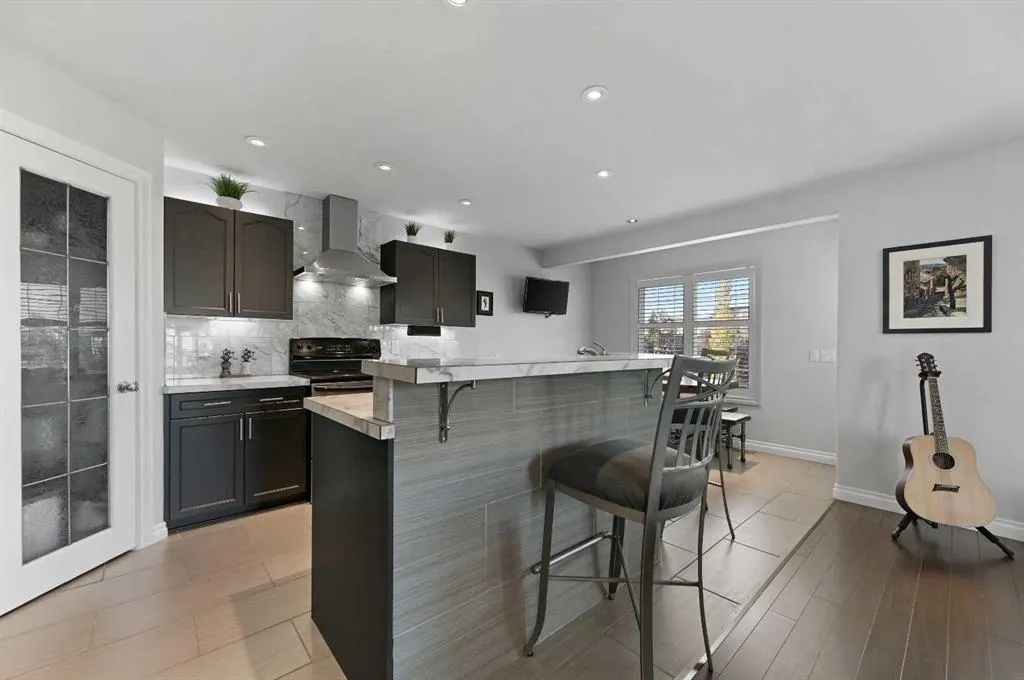60 Canoe Cove SW