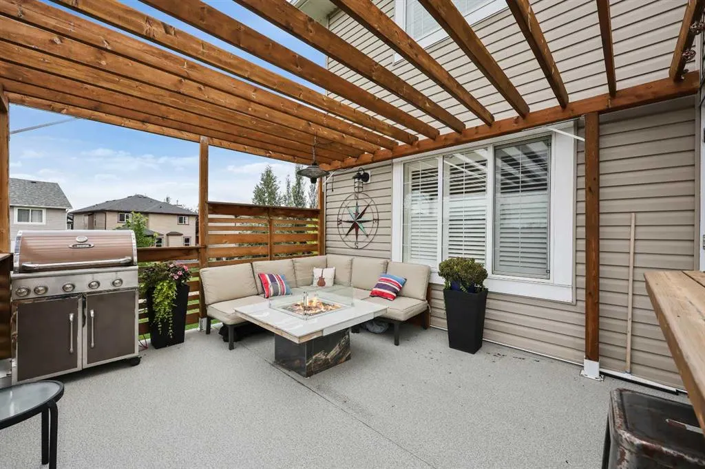 60 Canoe Cove SW