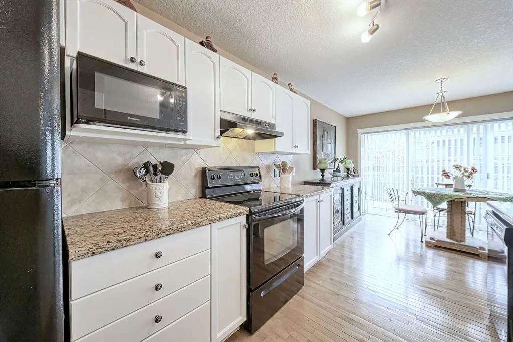 73 Everwoods Road SW