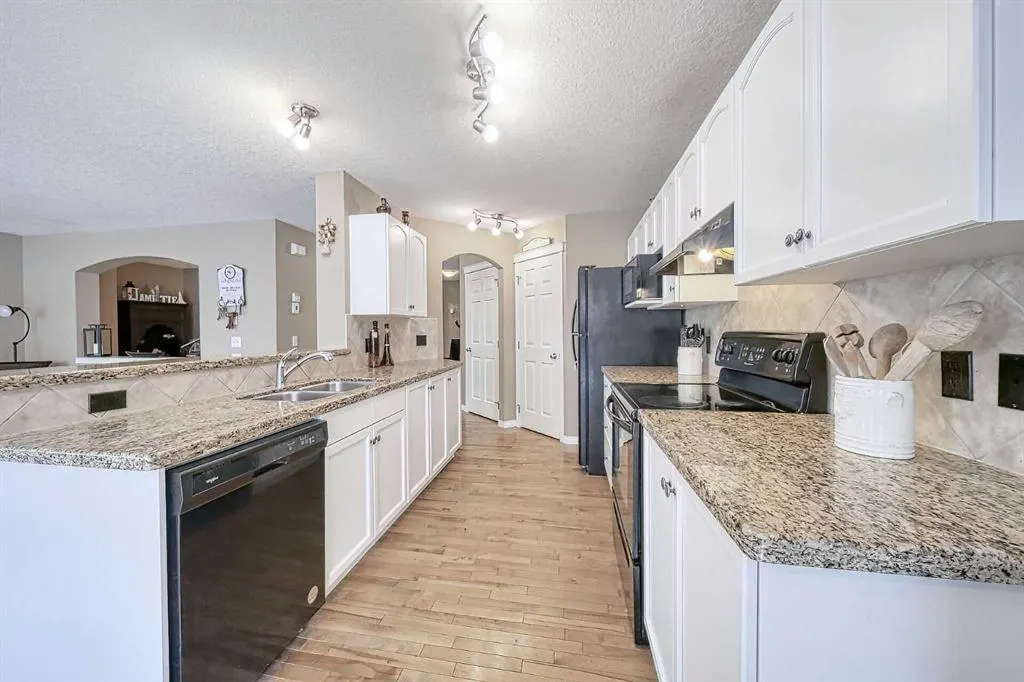 73 Everwoods Road SW