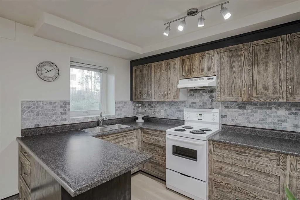 1027 Avenue SW, #101