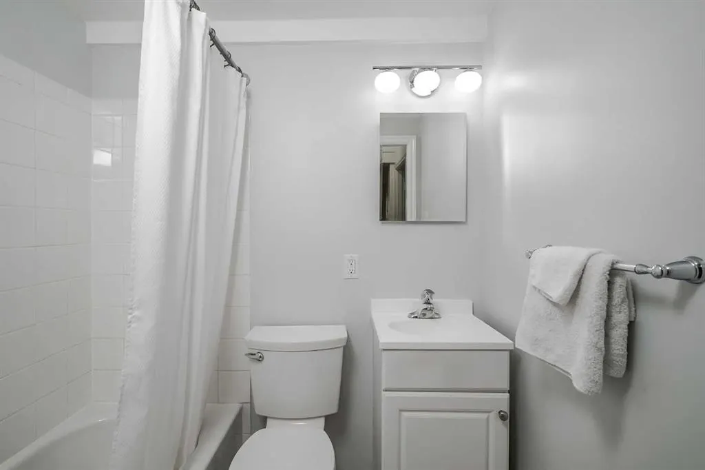 1027 Avenue SW, #101