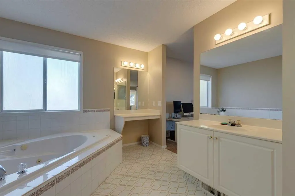 254 Scenic View Close NW