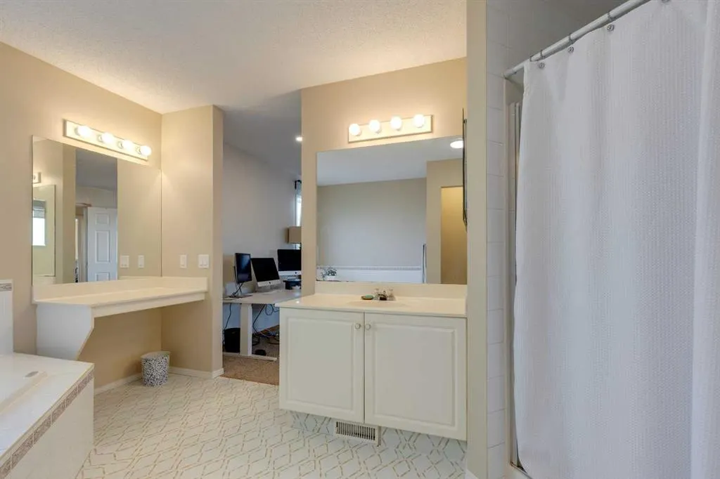 254 Scenic View Close NW