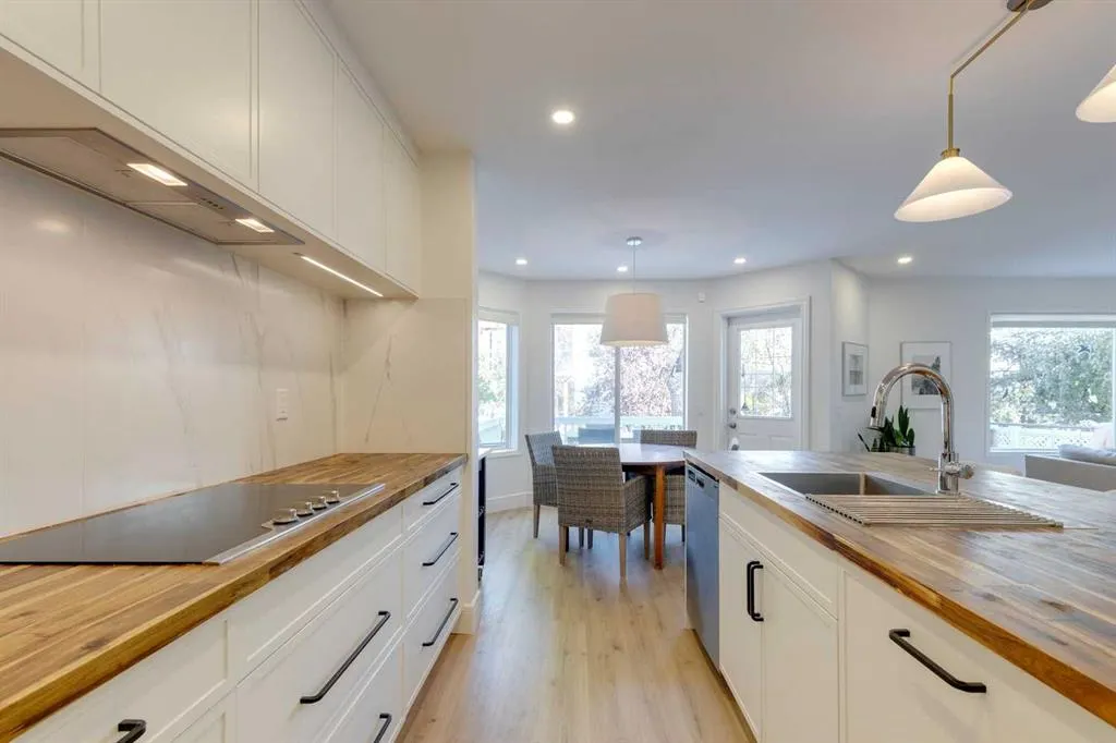 254 Scenic View Close NW