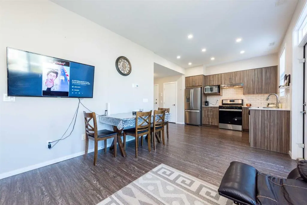 225 Redstone Walk NE, #203