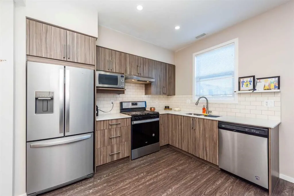 225 Redstone Walk NE, #203