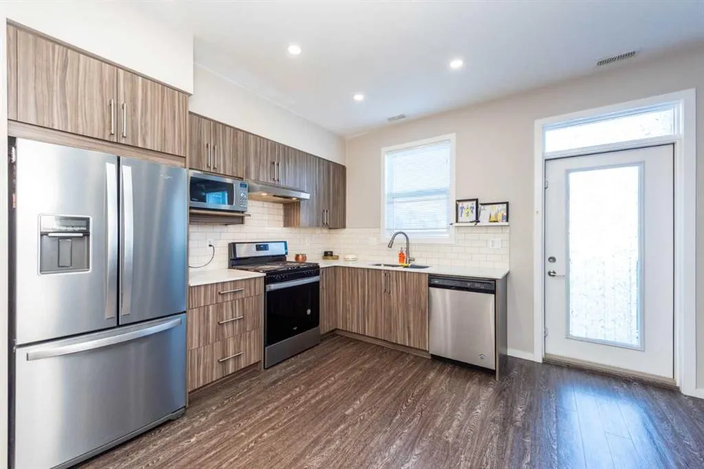225 Redstone Walk NE, #203
