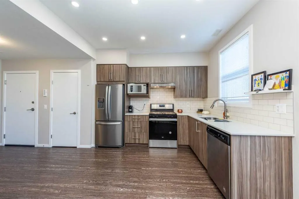 225 Redstone Walk NE, #203
