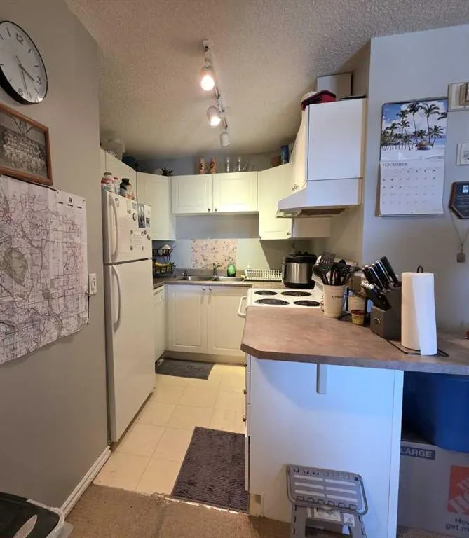 9 Country Village Bay NE, #404