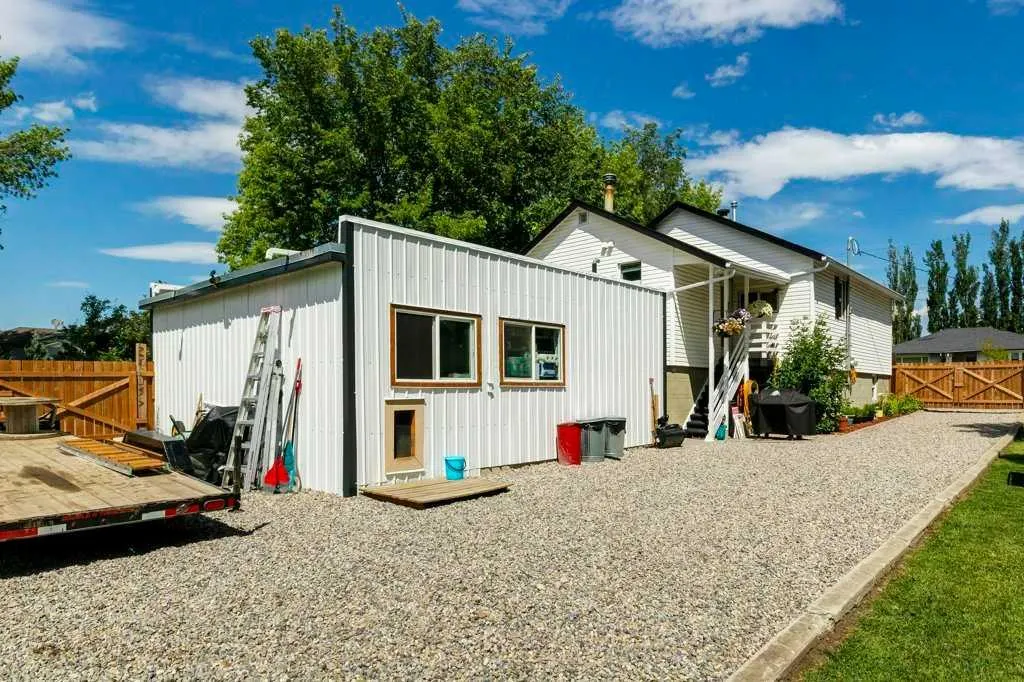 5223 3 Street W