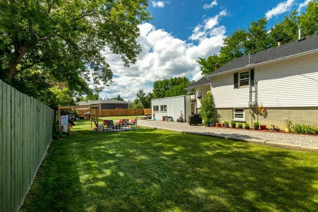 5223 3 Street W